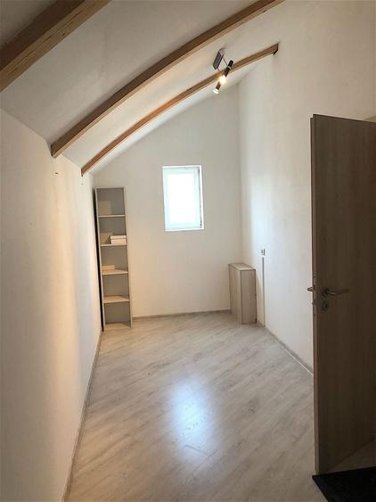 Apartament cu 5 camere decomandat în Aradului