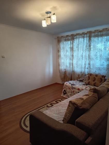 Apartament cu 2 camere semidecomandat în Strejnicu
