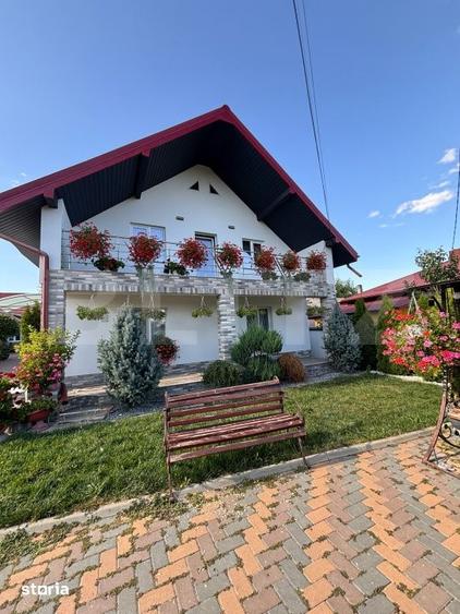 Casă cu 5 camere decomandat cu Teren 3600 Mp în Central