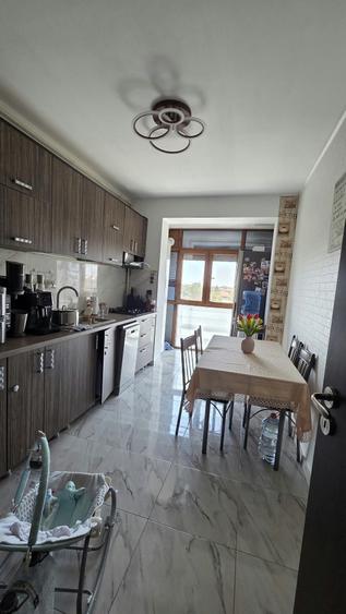 Apartament cu 3 camere semidecomandat în Central