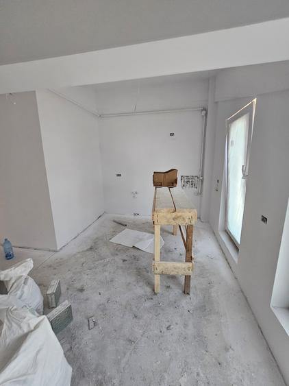 Apartament cu 3 camere semidecomandat în Băneasa