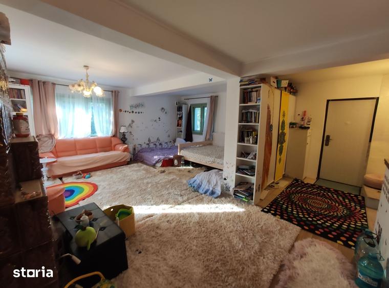Casă cu 5 camere cu Teren 3450 Mp în Nuci