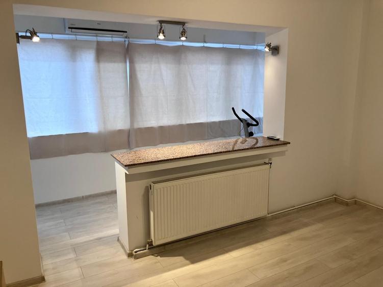 Apartament cu 3 camere decomandat, mobilat în Calea Victoriei