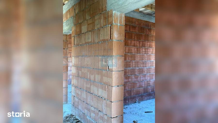 Casă cu 8 camere cu Teren 1679 Mp în Dobrești