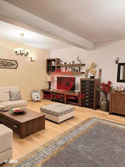 Casă cu 10 camere cu Teren 394 Mp în Central