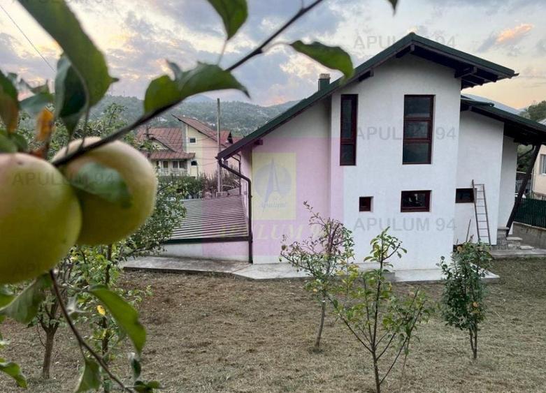 Casă individuală cu 9 camere decomandat cu Canalizare în Central
