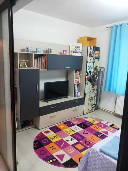 Apartament cu 2 camere semidecomandat în Craiovița Nouă
