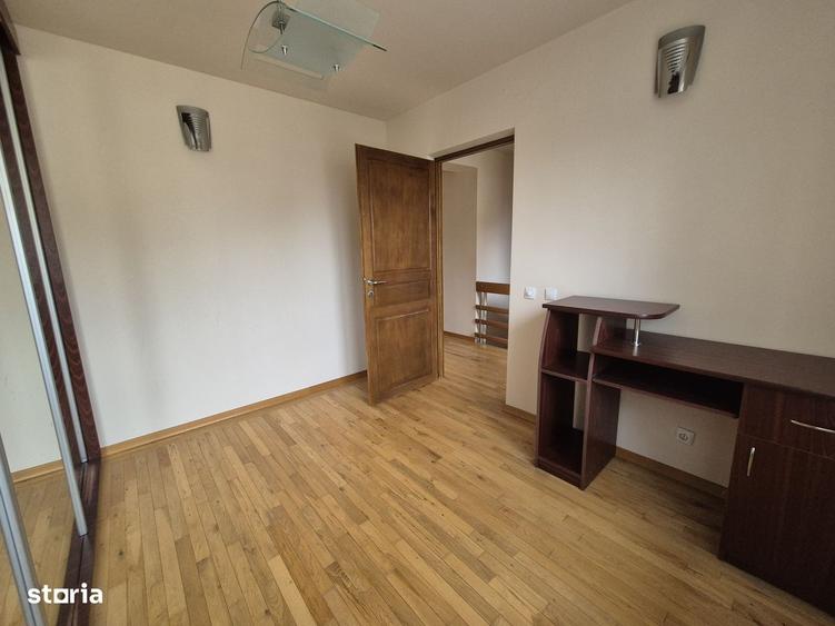 Casă cu 4 camere în Roua