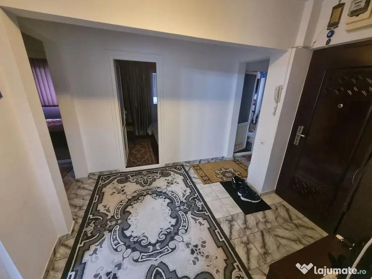 Apartament cu 4 camere decomandat în Poarta 6