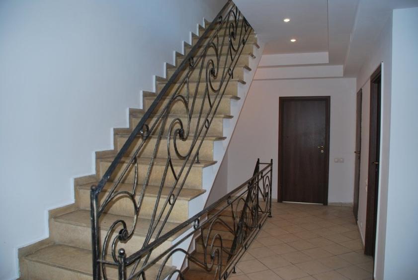 Casă cu 8 camere cu Teren 250 Mp în 1 Mai