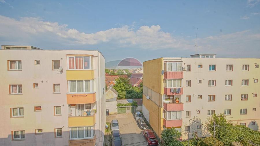 Apartament cu 3 camere semidecomandat, mobilat în Central