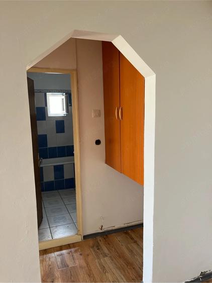 Apartament cu 3 camere semidecomandat în Mioriței