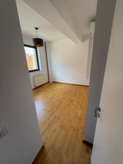 Apartament cu 4 camere, mobilat în Capitale