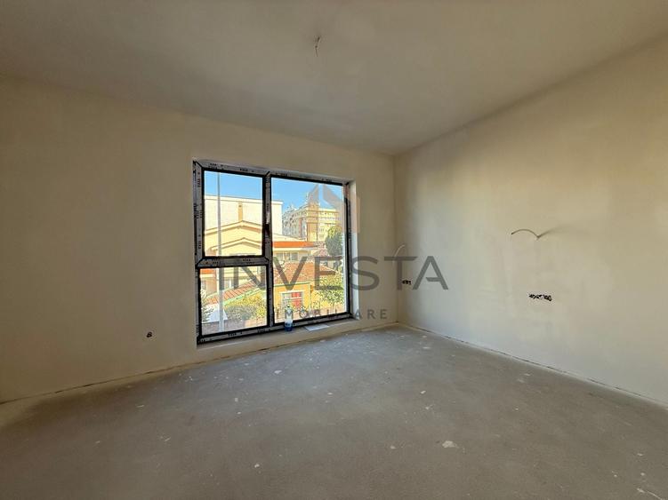 Apartament cu 4 camere semidecomandat în Între Lacuri