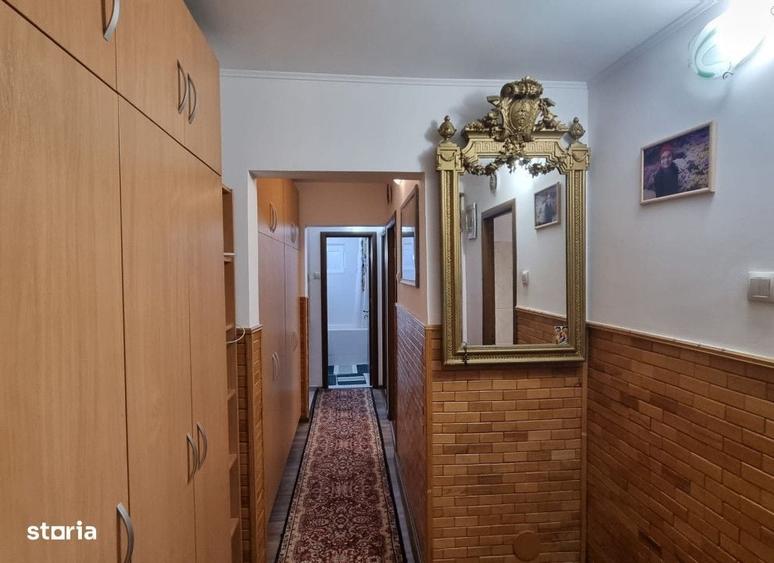 Apartament cu 3 camere decomandat în Nicolina