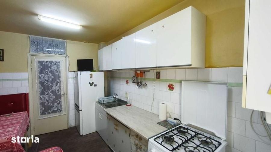 Apartament cu 3 camere decomandat în Florilor