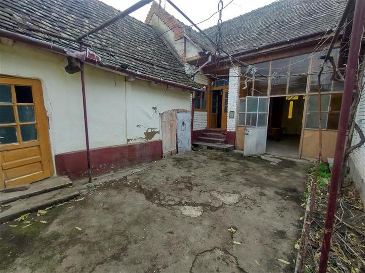 Casă individuală cu 7 camere cu Teren 540 Mp în Berliște