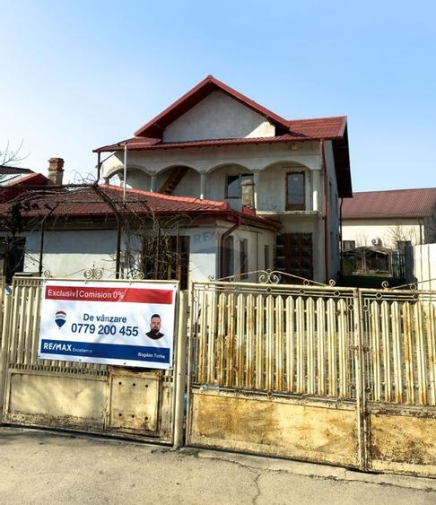 Casă cu 8 camere cu Teren 440 Mp în Central