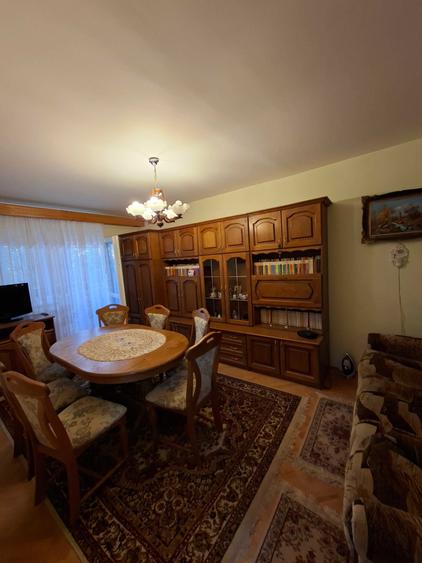 Apartament cu 3 camere decomandat în Valea Aurie