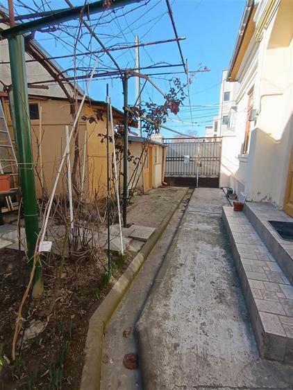 Casă individuală cu 6 camere cu Canalizare în Central