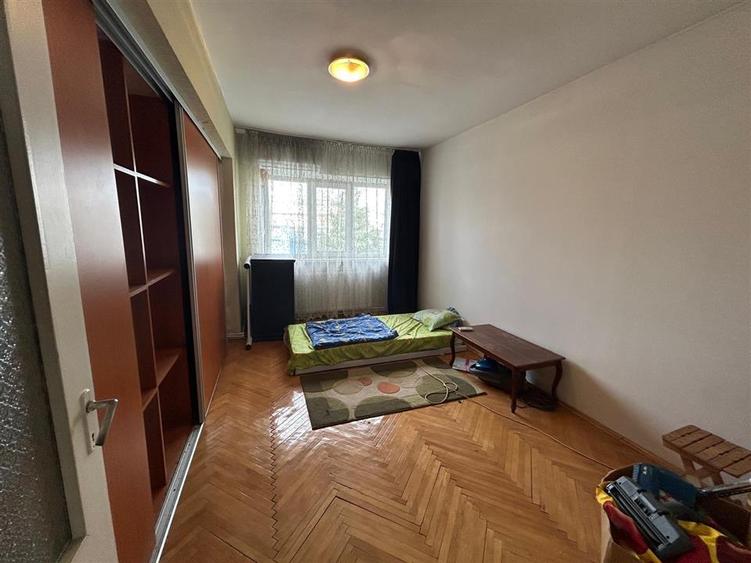 Apartament cu 4 camere decomandat în Central