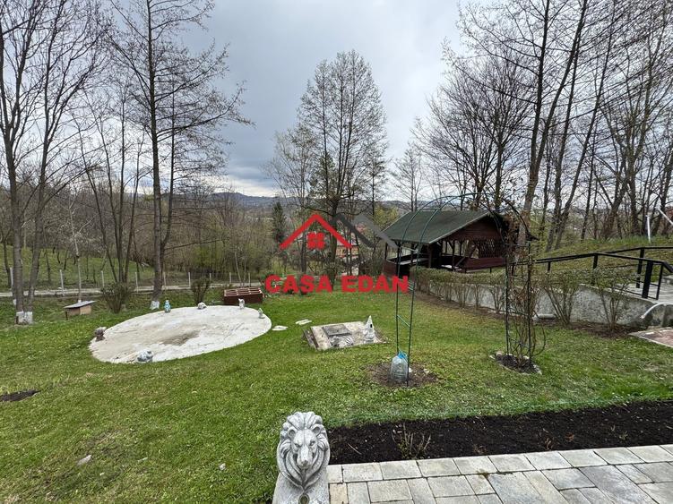 Casă individuală cu 12 camere cu Teren 13489 Mp în Breaza