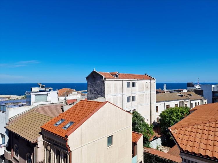 De închiriat Apartament de 3 Camere, Vedere la Mare, în Centru, 180mp utili. - 1