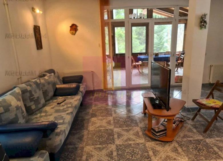 Casă cu 6 camere cu Teren 340 Mp în Cumpătu