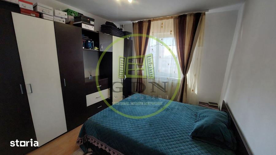 Apartament cu 3 camere semidecomandat, mobilat în Nord