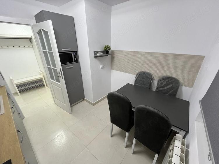 Apartament cu 3 camere semidecomandat în Berceni