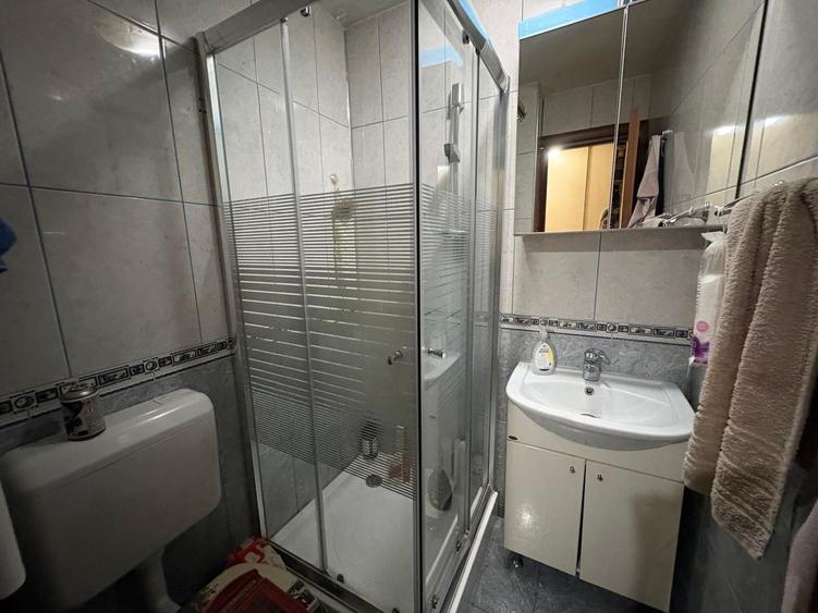 Apartament cu 3 camere semidecomandat, mobilat în Vitan