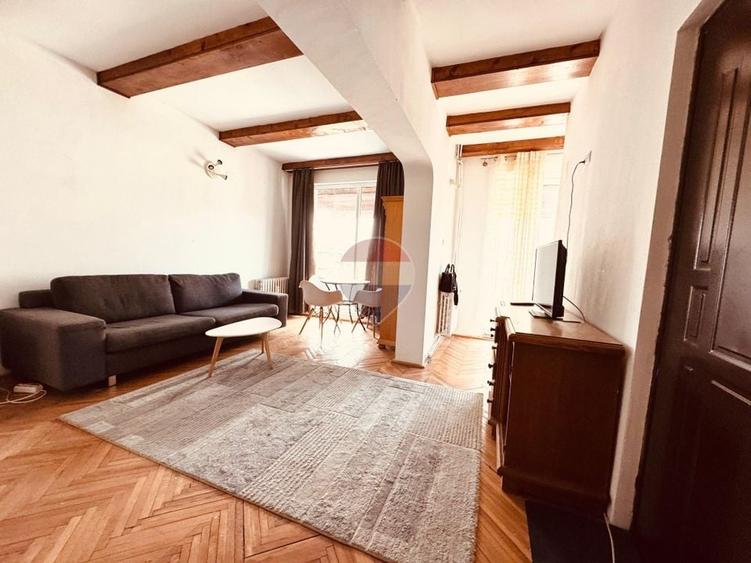 Penthouse cu 13 camere decomandat în Central