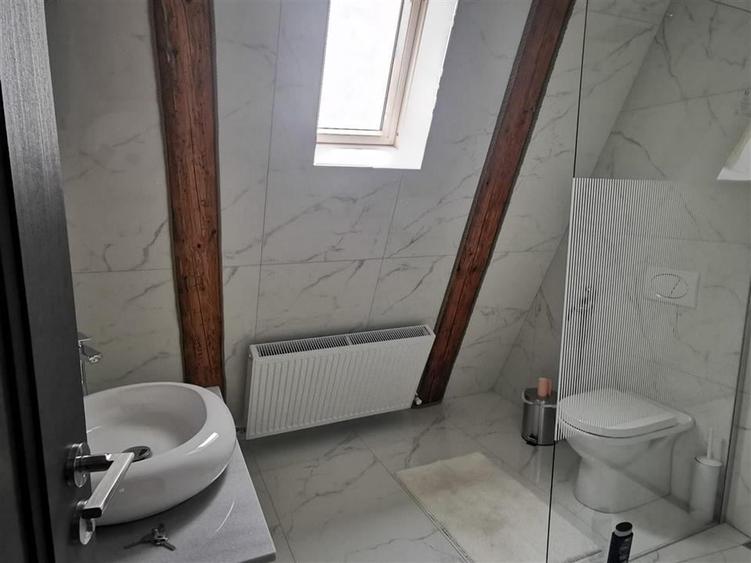 Casă individuală cu 6 camere cu Canalizare în Ipotești