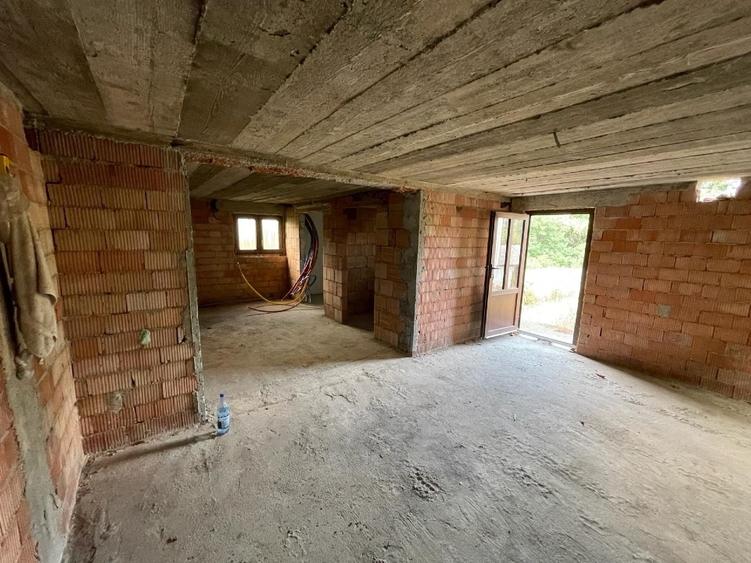 Casă individuală cu 5 camere cu Teren 975 Mp în Central