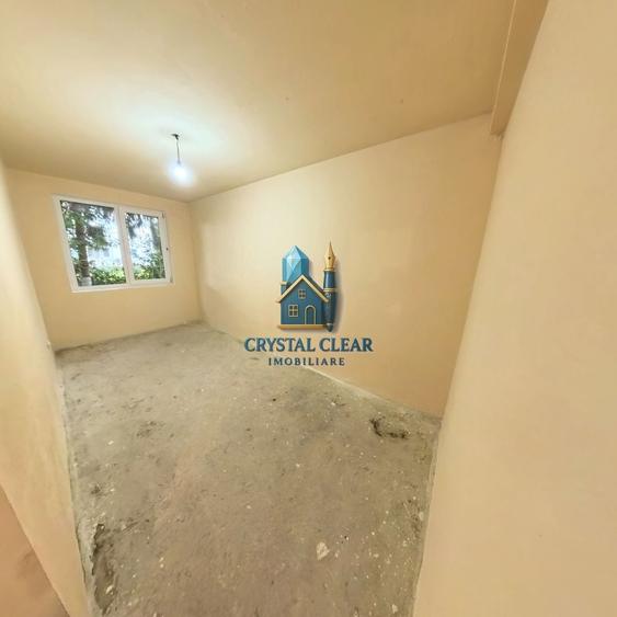 Apartament cu 3 camere semidecomandat în Aleea Carpați