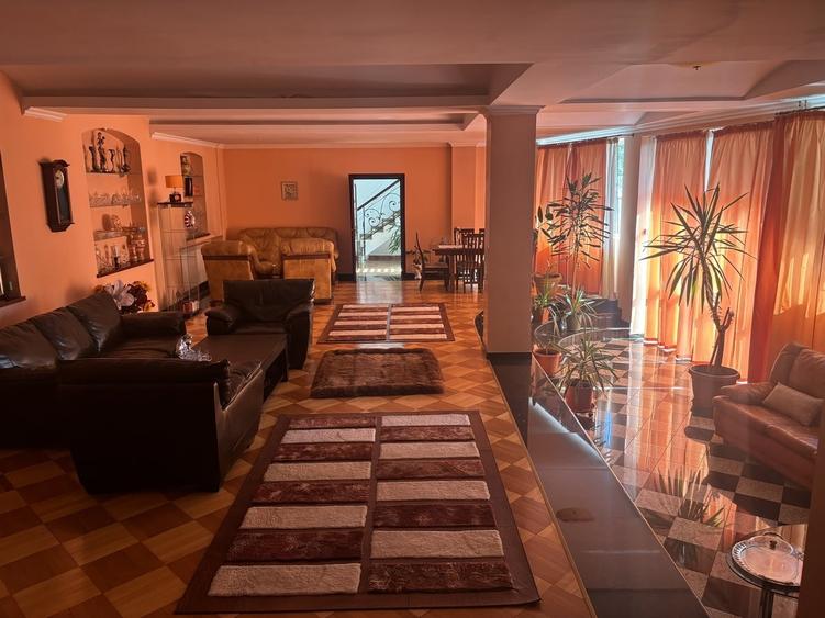 Casă cu 7 camere cu Teren 1000 Mp în Central