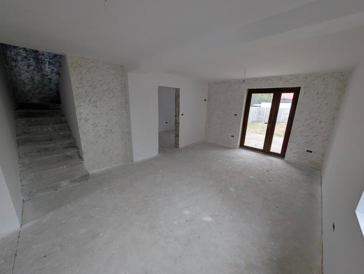 Duplex cu 5 camere cu Canalizare în Moșnița Veche