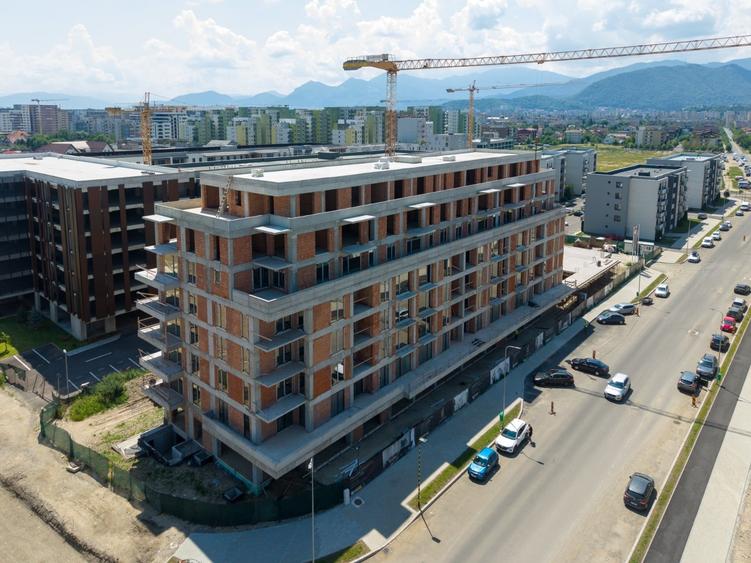 Apartament cu 3 camere decomandat în Tractorul
