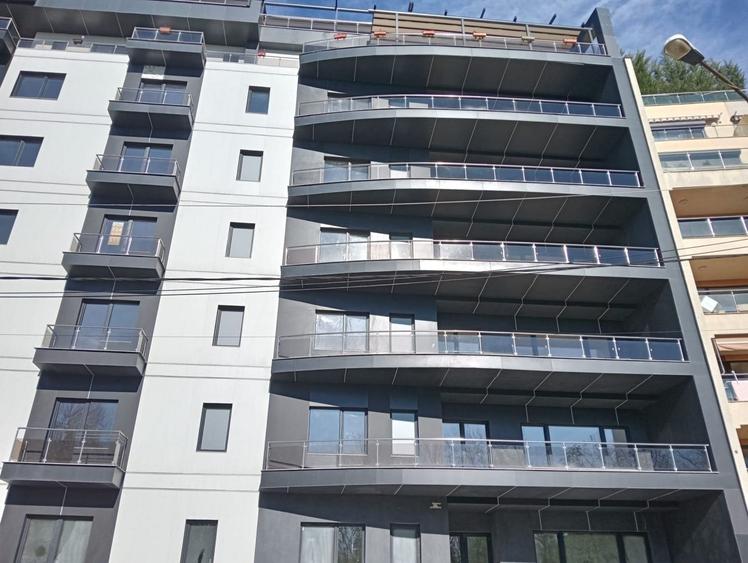 Apartament cu 4 camere semidecomandat în Herăstrău
