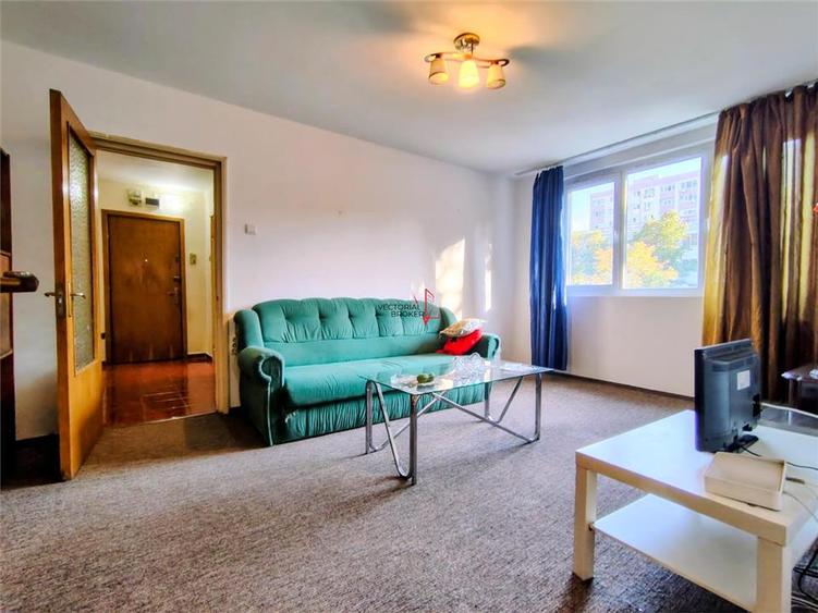 Apartament cu 3 camere semidecomandat în Titan