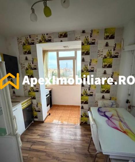 Apartament cu 3 camere semidecomandat în Berceni