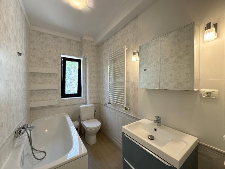 Casă individuală cu 5 camere cu Canalizare în Est
