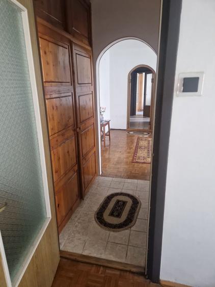 Apartament cu 3 camere semidecomandat în Dacia