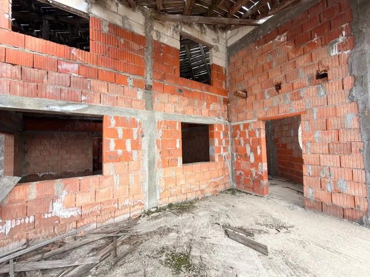 Casă cu Teren 2400 Mp în Potârnichești