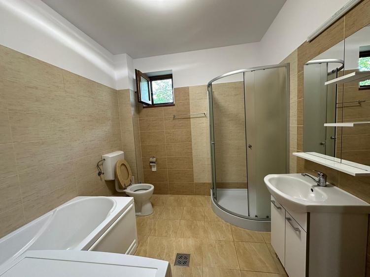 Apartament cu 3 camere semidecomandat în Calea Dumbrăvii