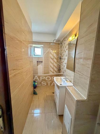 Apartament cu 3 camere semidecomandat, mobilat în P-ța Unirii