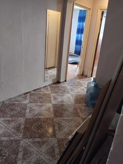 Apartament cu 3 camere semidecomandat în Giulești