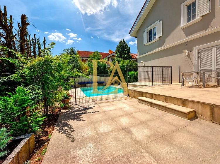 Casă cu 7 camere cu Canalizare în Central