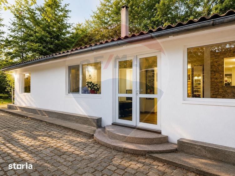 Casă cu 7 camere cu Teren 6000.72 Mp în Central