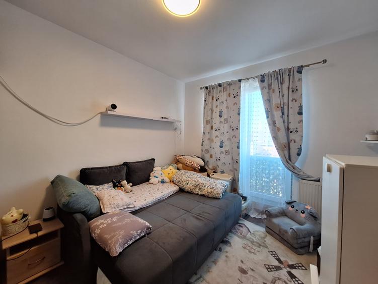 Apartament cu 3 camere semidecomandat, mobilat în Florești